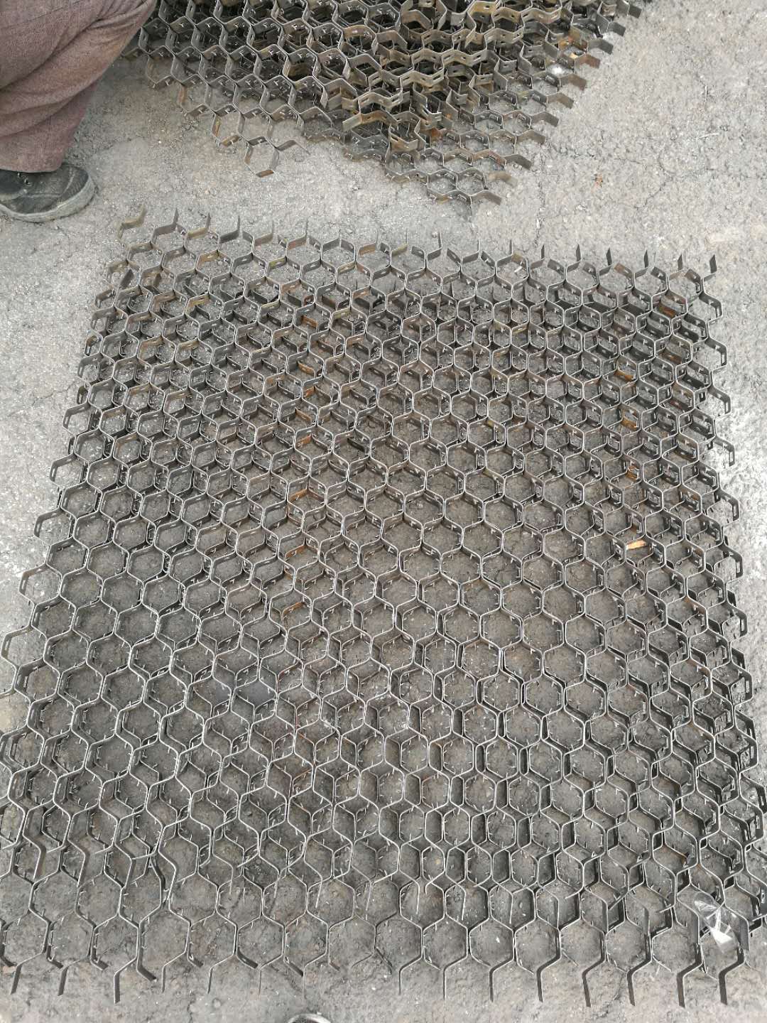龟甲网片耐磨料施工